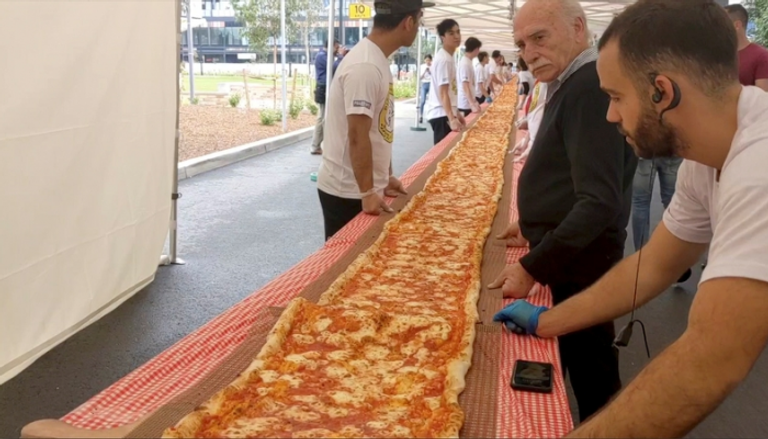 البيتزا خلال عملية الإعداد