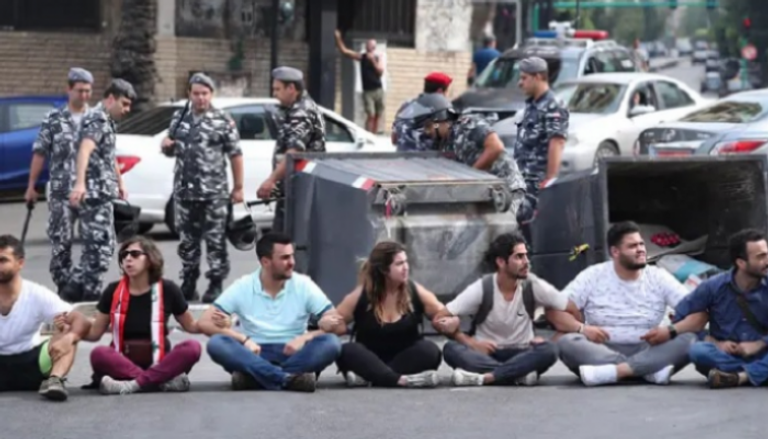 محتجون لبنانيون يشاركون في سلسلة بشرية بالعاصمة - أرشيفية