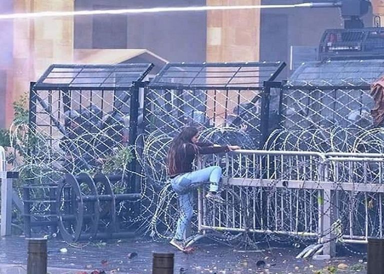 سناء الشيخ خلال مواجهات مع الأمن اللبناني