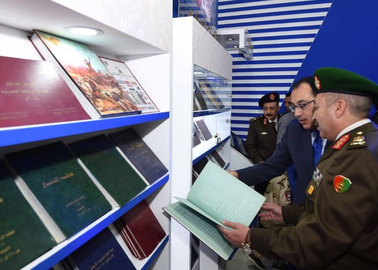 رئيس الوزراء المصري يقص شريط الافتتاح