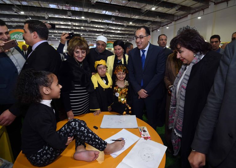 رئيس الوزراء المصري يقص شريط الافتتاح