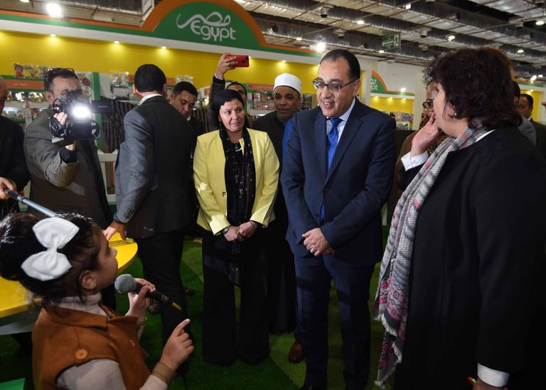 رئيس الوزراء المصري يقص شريط الافتتاح