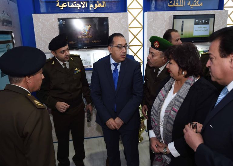 رئيس الوزراء المصري يقص شريط الافتتاح