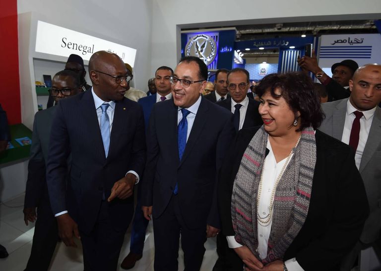 رئيس الوزراء المصري يقص شريط الافتتاح