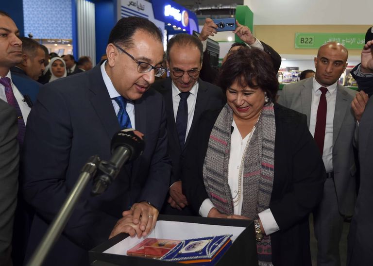 رئيس الوزراء المصري يقص شريط الافتتاح