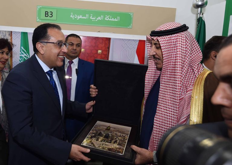 رئيس الوزراء المصري يقص شريط الافتتاح