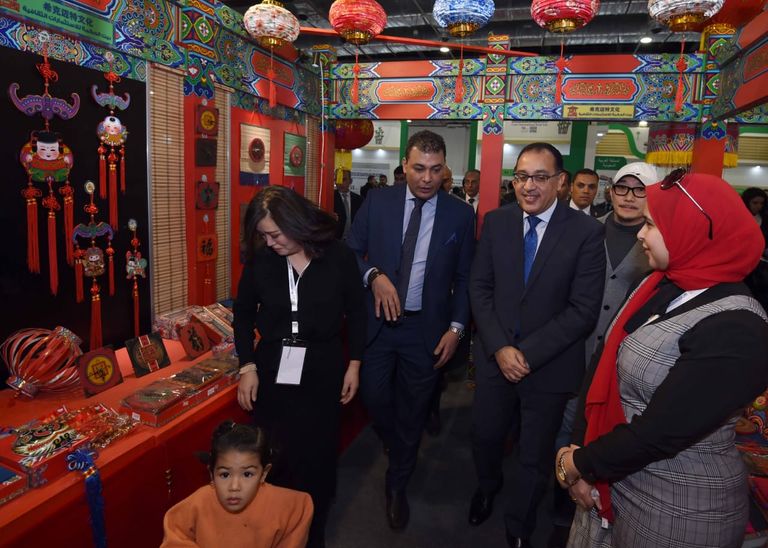 رئيس الوزراء المصري يقص شريط الافتتاح