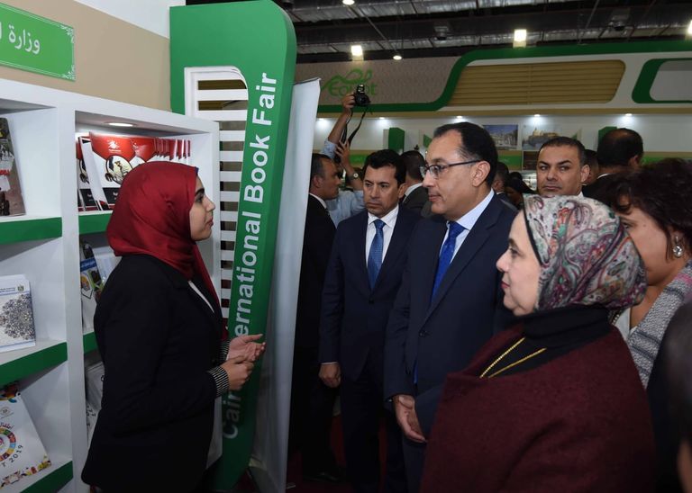 رئيس الوزراء المصري يقص شريط الافتتاح