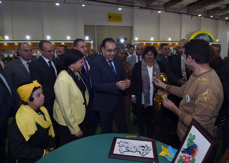 رئيس الوزراء المصري يقص شريط الافتتاح