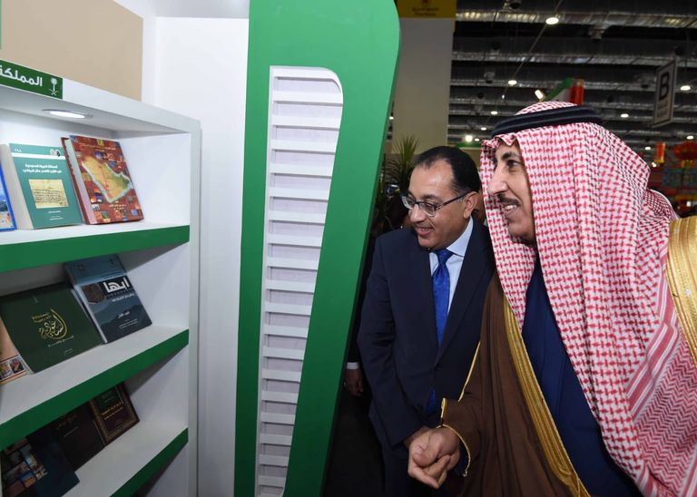 رئيس الوزراء المصري يقص شريط الافتتاح