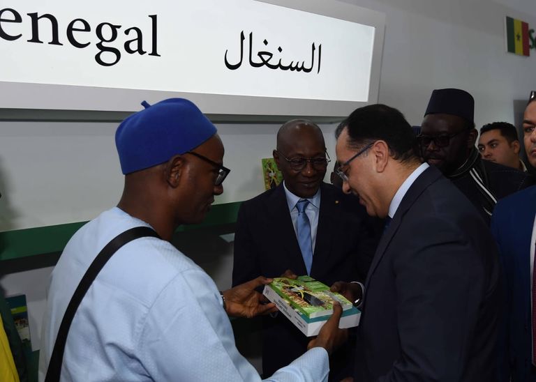 رئيس الوزراء المصري يقص شريط الافتتاح