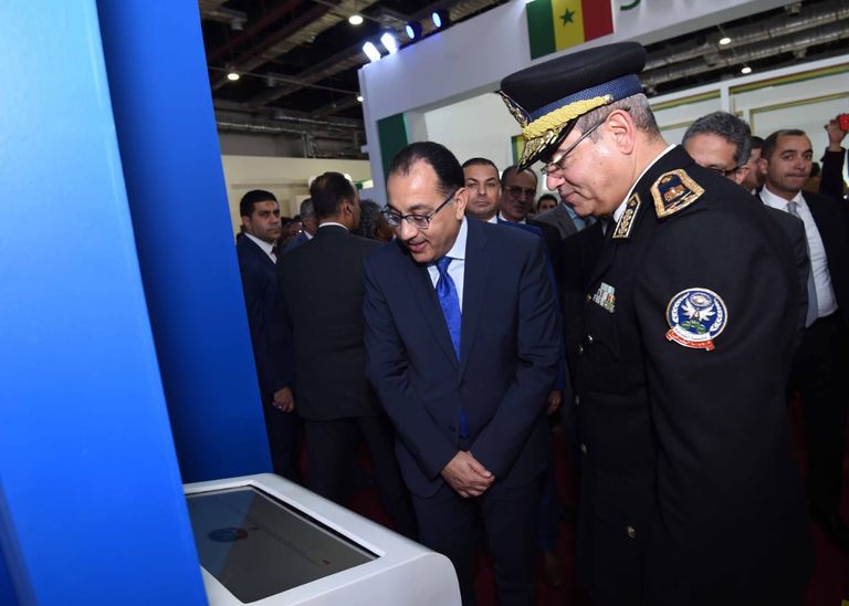 رئيس الوزراء المصري يقص شريط الافتتاح