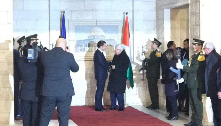 الرئيسان محمود عباس وإيمانويل ماكرون 