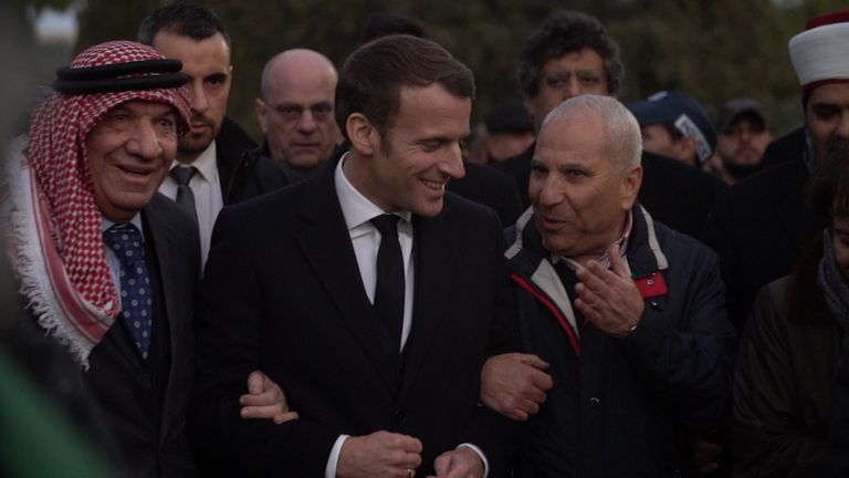 الرئيسان محمود عباس وإيمانويل ماكرون