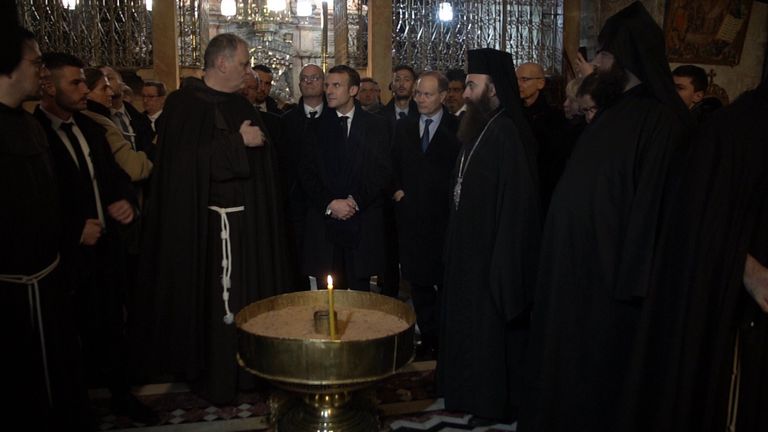 الرئيسان محمود عباس وإيمانويل ماكرون