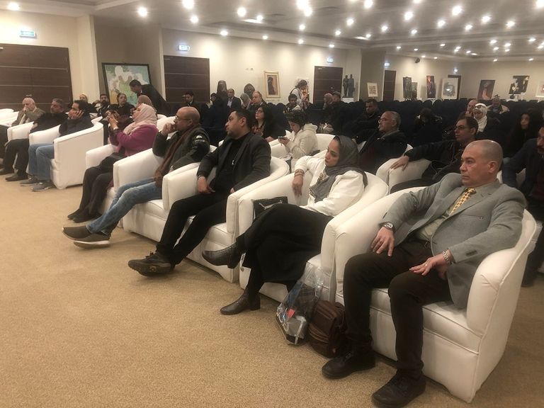 منصة المتحدثين في الندوة