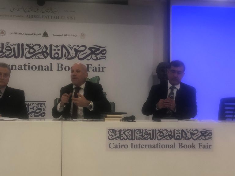 منصة المتحدثين في الندوة