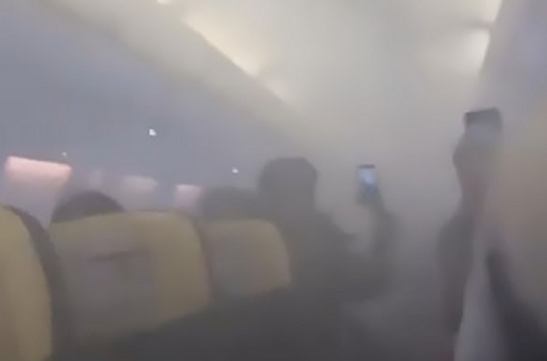 الطائرة أعلنت حالة الطوارئ وعادت إلى مطار أوتوبيني