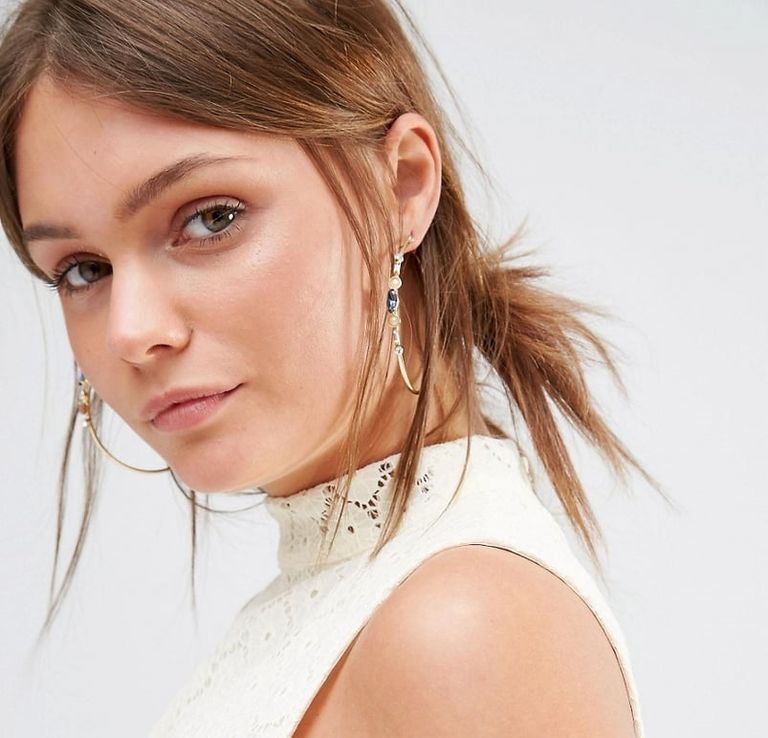 الأقراط الهلالية تأتي بحجم ضخم XL لإطلالة جريئة