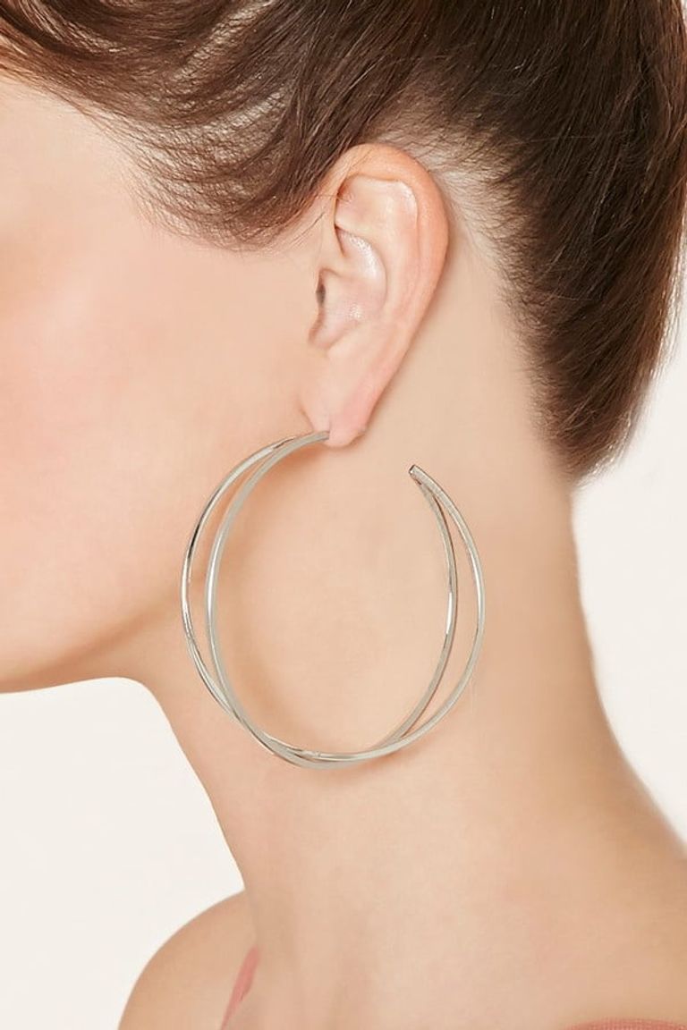 الأقراط الهلالية تأتي بحجم ضخم XL لإطلالة جريئة