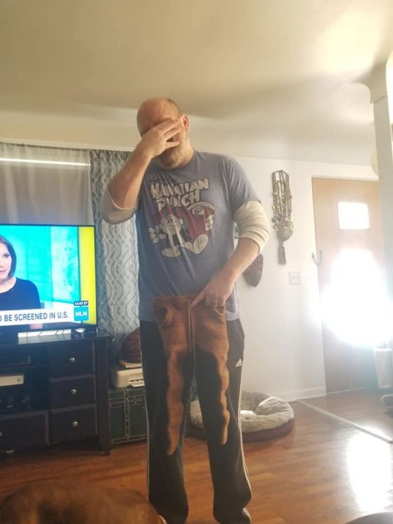 الزوج يخفي وجهه من الحرج