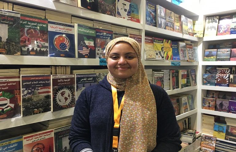 هدى فضل تتعرف على اتجاهات القراء بفكرة مبتكرة مظروف مغلق يثير فضول زوار "القاهرة للكتاب"