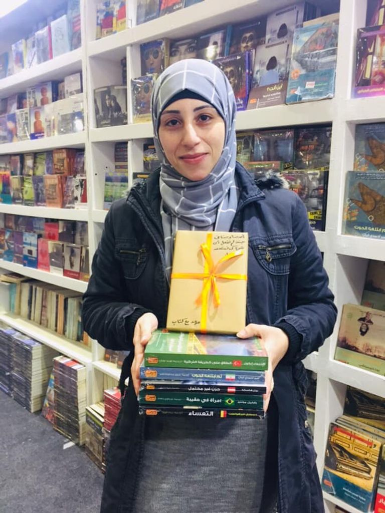 قارئة تعاملت مع " موعد مع كتاب " وفازت مظروف مغلق يثير فضول زوار "القاهرة للكتاب"