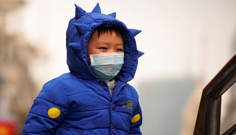 أشخاص يصطفون خارج صيدلية لشراء الأقنعة في شنغهاي