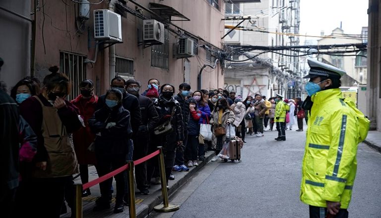 أشخاص يصطفون خارج صيدلية لشراء الأقنعة في شنغهاي