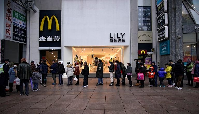 أشخاص يصطفون خارج صيدلية لشراء الأقنعة في شنغهاي