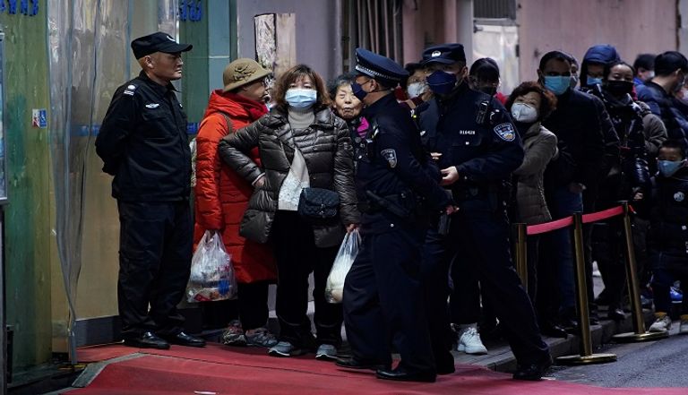 أشخاص يصطفون خارج صيدلية لشراء الأقنعة في شنغهاي