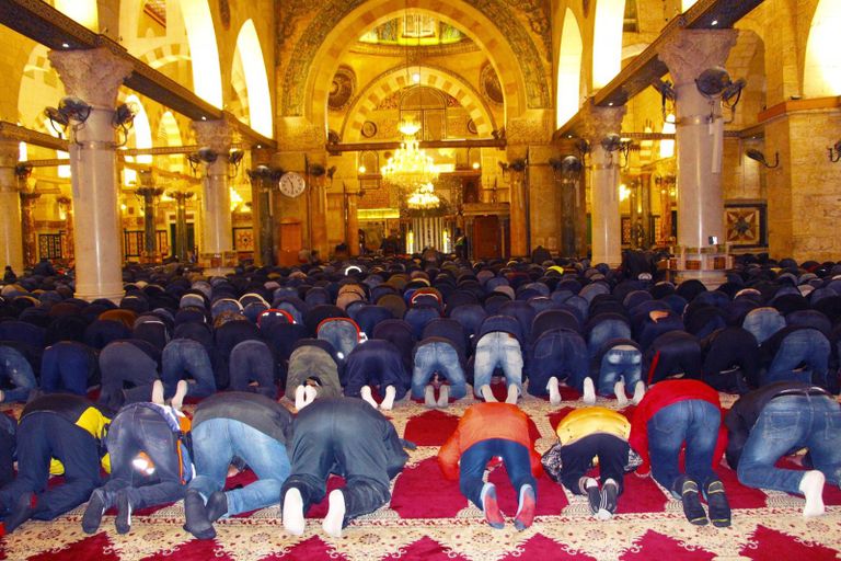 الفلسطينيون يحتشدون في صلاة الفجر لمقاومة خطط الاحتلال