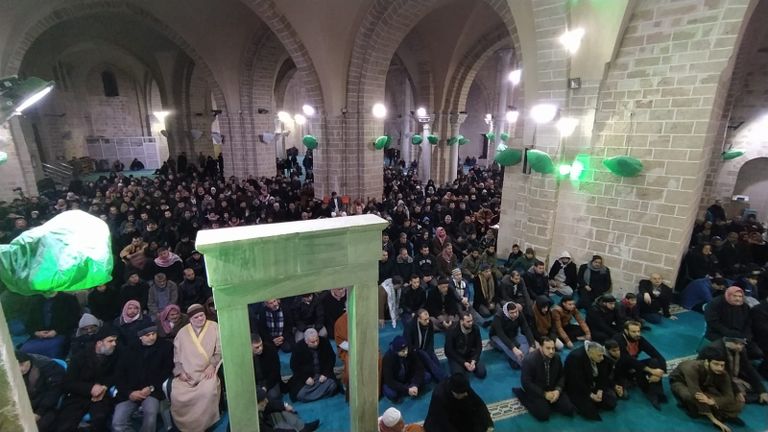 الفلسطينيون يحتشدون في صلاة الفجر لمقاومة خطط الاحتلال