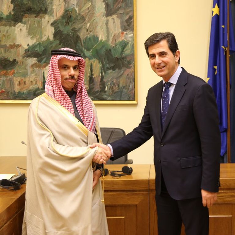 وزير الخارجية السعودي ونظيره اليوناني