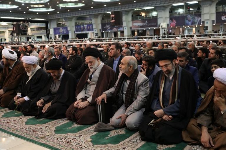 من اليمين: باقي وسط نجلي خامنئي بالصف الأول في خطبة الجمعة الماضية