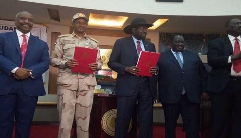 جانب من توقيع اتفاق السلام بين الحكومة السودانية والحركة الشعبية
