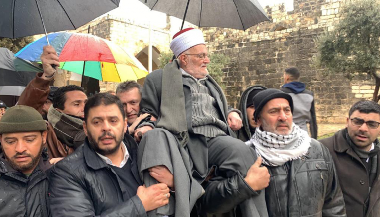 الشيخ صبري بعد كسره أمر الإبعاد عن المسجد في صلاة الجمعة