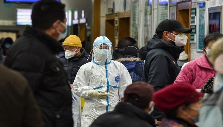 طبيب صيني يرتدي ملابس واقية للمساعدة في وقف انتشار الفيروس - أ.ف.ب