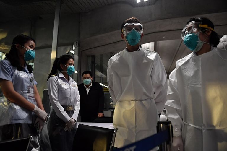 طبيب صيني يرتدي ملابس واقية للمساعدة في وقف انتشار الفيروس - أ.ف.ب