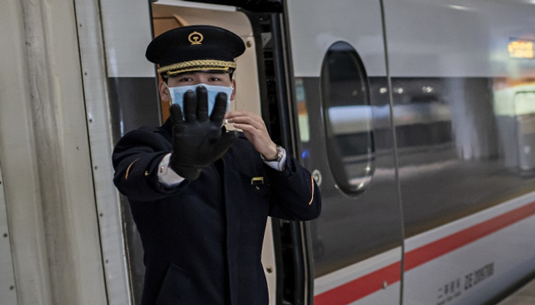 إحدى محطات القطارات في بكين وإجراءات الوقاية من الفيروس - أ.ف.ب