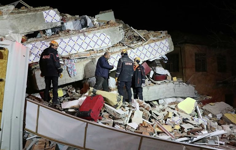  فرق الإنقاذ تبحث عن ناجين