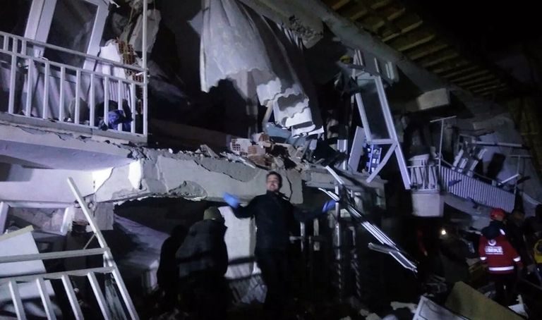  فرق الإنقاذ تبحث عن ناجين