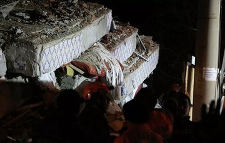  فرق الإنقاذ تبحث عن ناجين