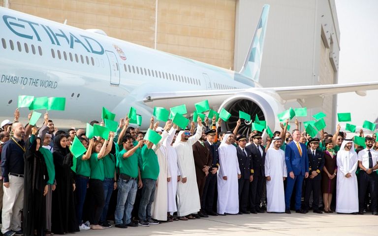 ذياب بن محمد بن زايد يشهد وصول أحدث طائرات الاتحاد للطيران الصديقة للبيئة أحدث طائرات الاتحاد للطيران من النوع الصديق للبيئة