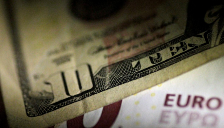 الدولار يتراجع أمام الين