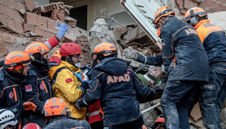 فرق الإنقاذ تبحث عن ناجين إثر زلزال الجمعة في تركيا