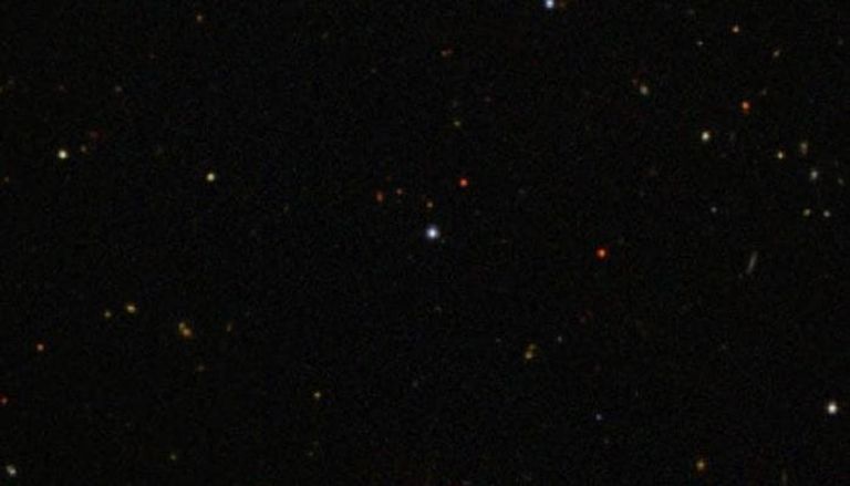 النجم القزم القديم (J0815+4729) يظهر في الوسط