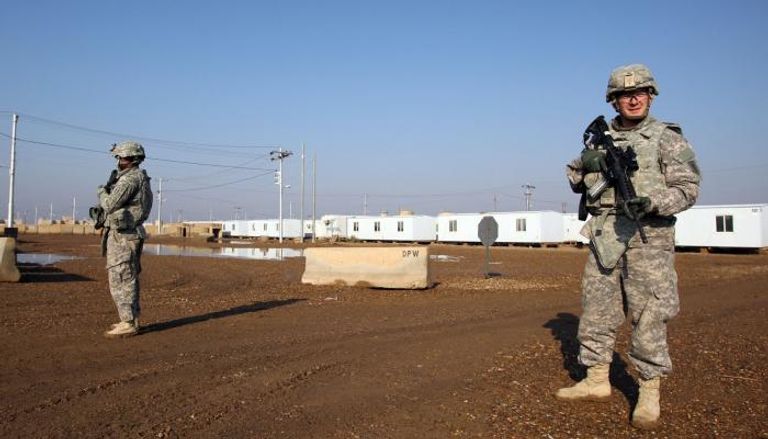 جنديان أمريكيان في قاعدة بالعراق