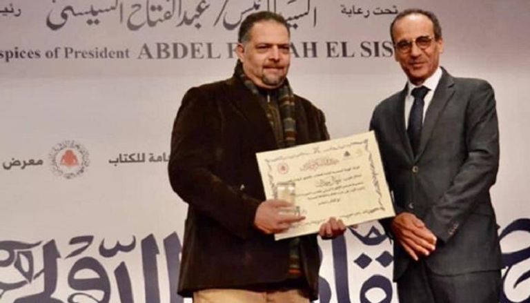 وائل حمدان يتسلم شهادة تكريم اسم عمه بمعرض القاهرة للكتاب