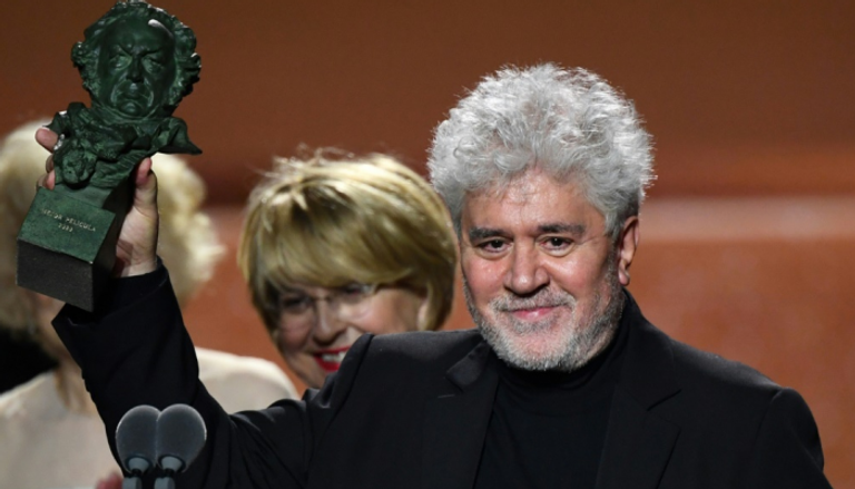 المخرج الإسباني بيدرو ألمودوفار متسلما جائزة جويا أفضل فيلم
